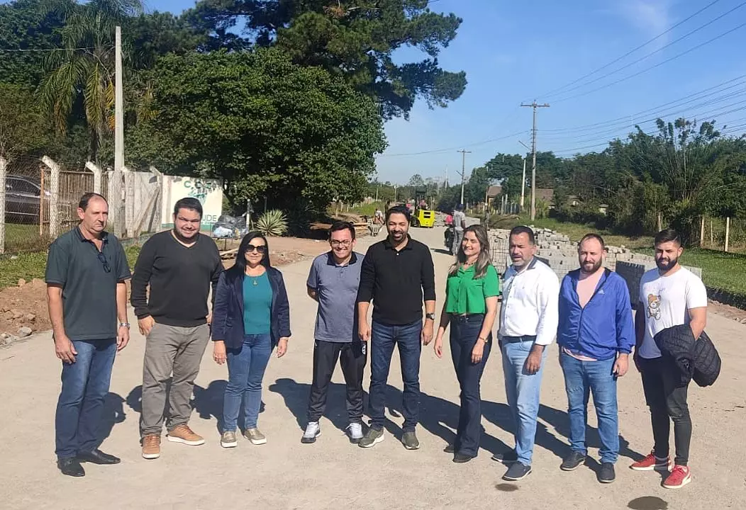 Deputada estadual Kelly Moraes e deputado federal Marcelo Moraes realizam visita em obra de pavimentação na cidade de Vera Cruz